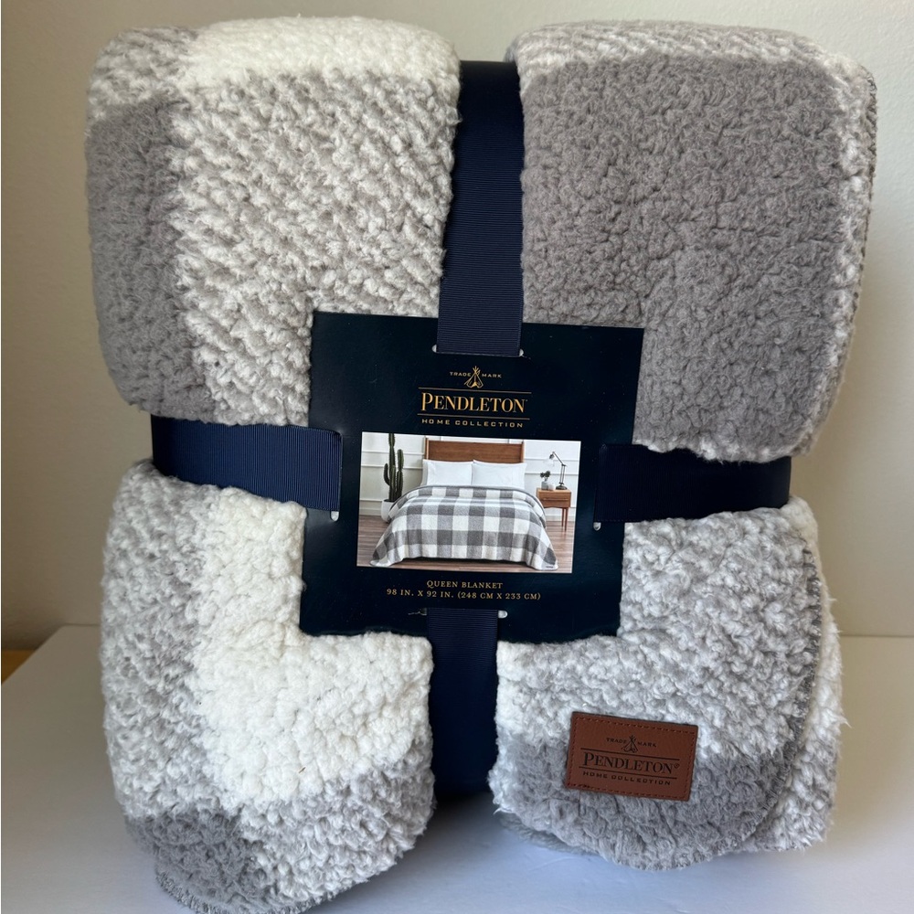 Pendleton Home Collection - Queen Size Sherpa Blanket